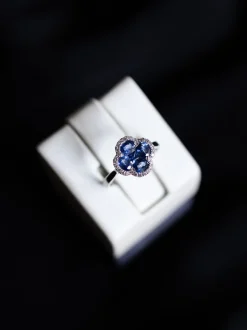 Witgouden bloemring met briljant en saffier + Luxe Cadeau
