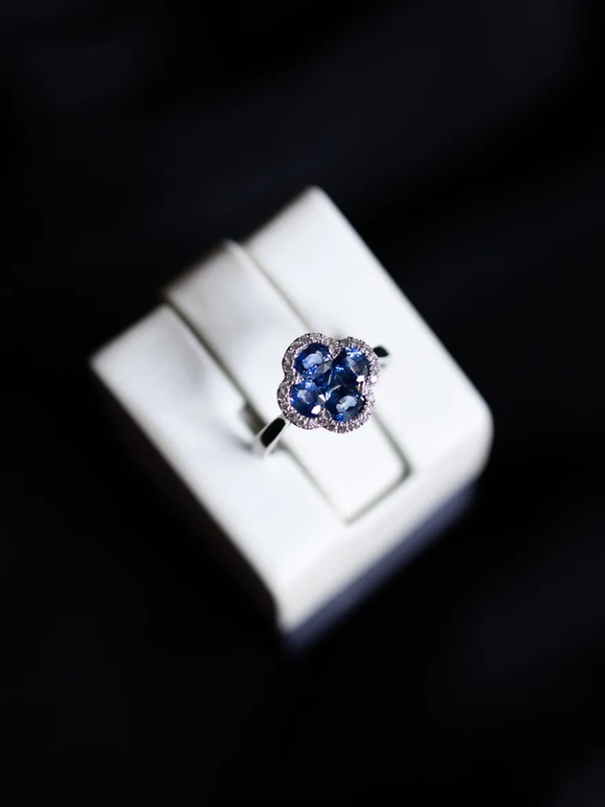 Witgouden bloemring met briljant en saffier + Luxe Cadeau