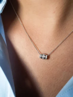 Witgouden collier met hanger tonnetje met briljant