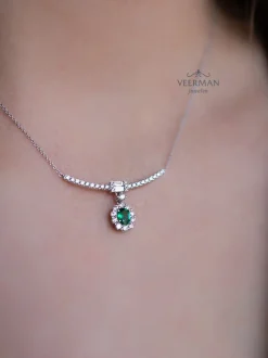 Witgouden collier met smaragd en diamant 0,55crt. + Cadeau