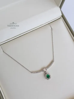 Witgouden collier met smaragd en diamant 0,55crt. + Cadeau