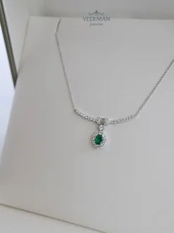 Witgouden collier met smaragd en diamant 0,55crt. + Cadeau