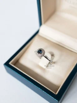 Witgouden ring met saffier