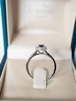 Witgouden ring met saffier