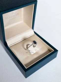 Witgouden ring met saffier en diamant